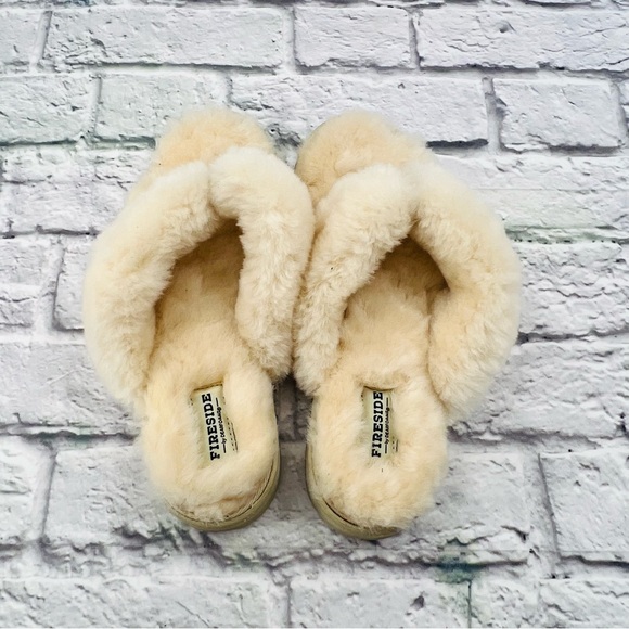 Fireside by Dearfoams Fluffy Cream Slippers Womans Size 10 Plush Fuzzy Cozy - Picture 4 of 9
